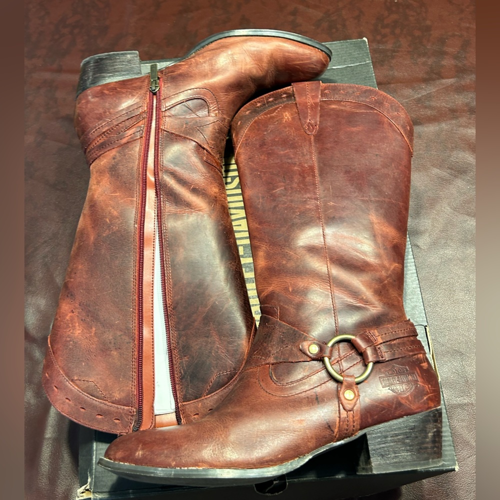Harley Davidson leather boats. Great condition! Used! Woman’s size 11